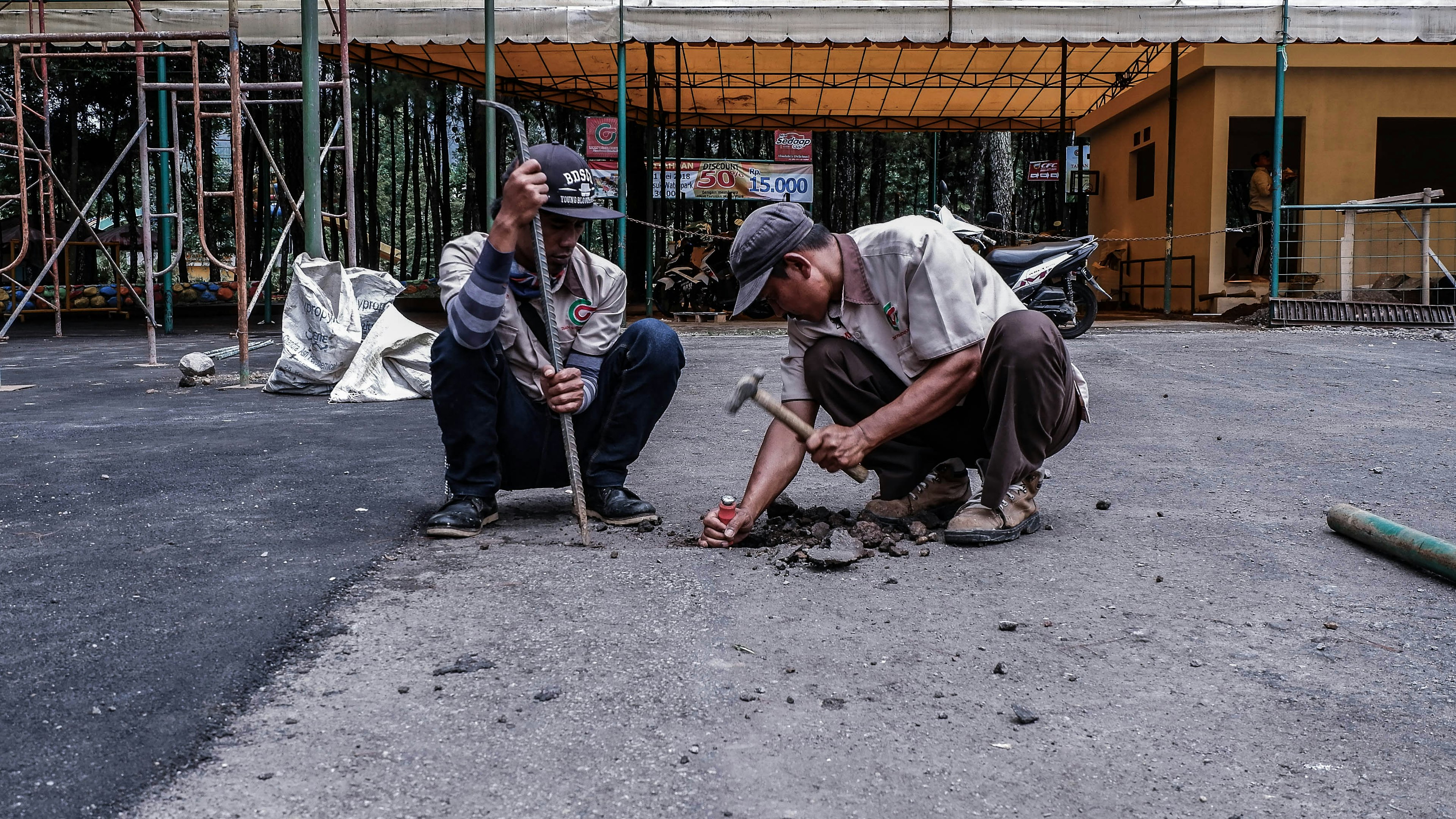 Br89NDshYrg_two_men_fixing_the_road_3456x1944